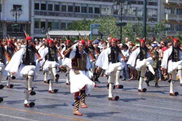 Για λίγους και υπό δρακόντεια μέτρα ασφαλείας διεξάγεται στο κέντρο της Αθήνας παρέλαση! - Κυρίως Φωτογραφία - Gallery - Video