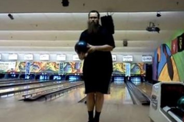 Απίστευτο βίντεο: Ο Andrew Cowen σπάει όλα τα ρεκόρ στο μπόουλινγκ - Ρίχνει με την πλάτη γυρισμένη στις κορίνες και κάνει strike! - Κυρίως Φωτογραφία - Gallery - Video