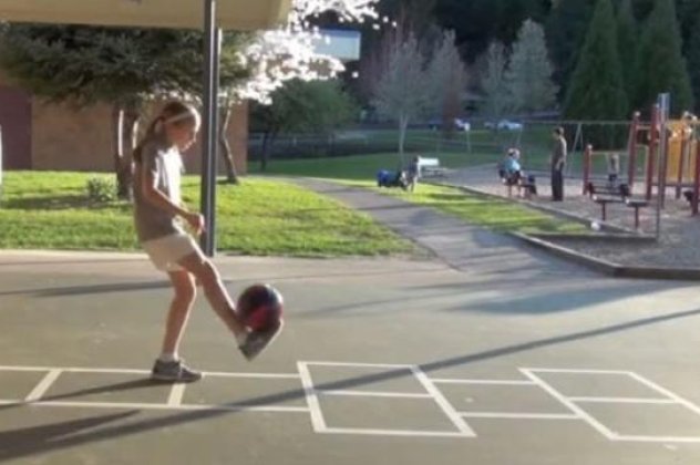 Είναι 12 χρονών, είναι κορίτσι και κάνει απίστευτα πράγματα με μια μπάλα στα πόδια της! (βίντεο) - Κυρίως Φωτογραφία - Gallery - Video