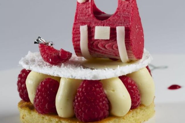 Ώρα για γλυκό αλλά haute couture ! Δείτε παρακαλώ το τσαντάκι από rasberries που σερβίρει το Cafe De la Paix στο Παρίσι σε σχέδιο της Ines de la Fressange παλιάς δόξας της πασαρέλας ! (φωτό)  - Κυρίως Φωτογραφία - Gallery - Video