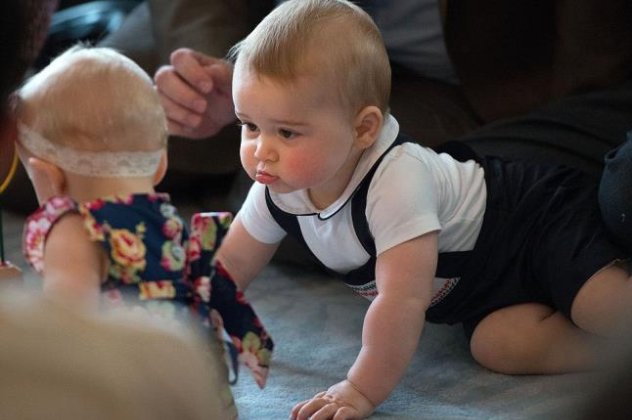 Xιλιάδες φλας... έλουσαν τον Πρίγκιπα George να τραβάει τα μαλλιά της Κέιτ, να παίζει και να συναναστρέφεται επιτέλους με άλλα μικρά παιδάκια στην Νέα Ζηλανδία! (Φωτό-βίντεο) - Κυρίως Φωτογραφία - Gallery - Video