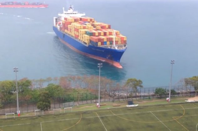 Απίστευτο βίντεο: Φορτηγό πλοίο με χαλασμένη μηχανή παραλίγο να «εισβάλλει» σε γήπεδο ποδοσφαίρου (βίντεο) - Κυρίως Φωτογραφία - Gallery - Video