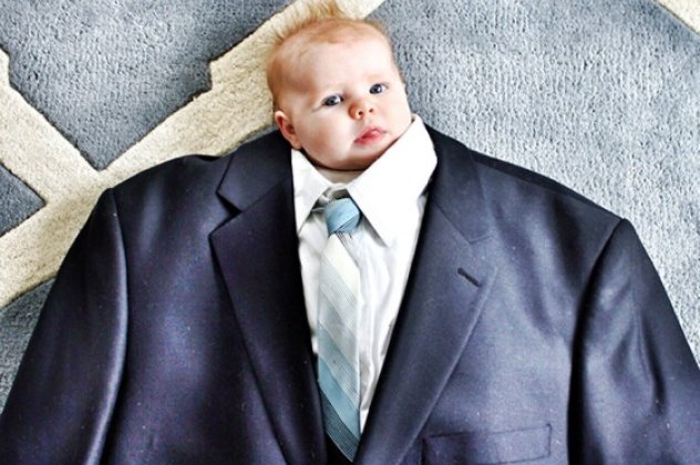 Smileeeee: Απλά δεν υπάρχει η νέα τρέλα που κατακλύζει το internet με τα μωρά που ντύνονται μπαμπάδες και φορούν υπερμεγέθη κοστούμια! Εnjoyyy (φωτό) - Κυρίως Φωτογραφία - Gallery - Video