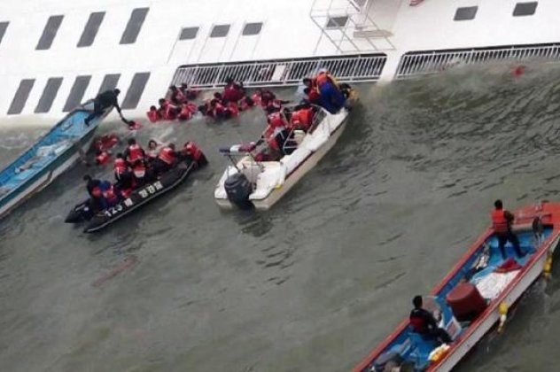 Το σοκαριστικό βίντεο ντοκουμέντο μέσα από το πλοίο λίγο πριν βυθιστεί στη Νότια Κορέα - Μαθητές με σωσίβια προσπαθούν να κρατηθούν ενώ το πλοίο έχει πάρει κλίση και βυθίζεται! (βίντεο) - Κυρίως Φωτογραφία - Gallery - Video
