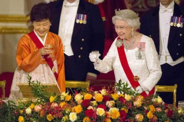 Βασίλισσα Ελισάβετ ετών 88 και η Telegraph την αποθεώνει επιλέγοντας  όλα τα συνολάκια που φόρεσε τα τελευταία 2 χρόνια σε πολύ προχωρημένη πλέον ηλικία - Τρέμε Κέιτ (φωτό) - Κυρίως Φωτογραφία - Gallery - Video