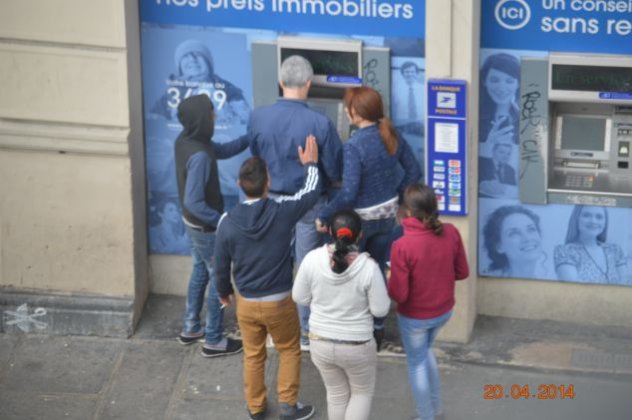 Απίστευτο - Έτσι κλέβουν χρήματα συμμορίες Ρομά την ώρα που είσαστε στο ATM... Το συγκεκριμένο περιστατικό έλαβε χώρα στο Παρίσι!!! (φωτό - βίντεο) - Κυρίως Φωτογραφία - Gallery - Video