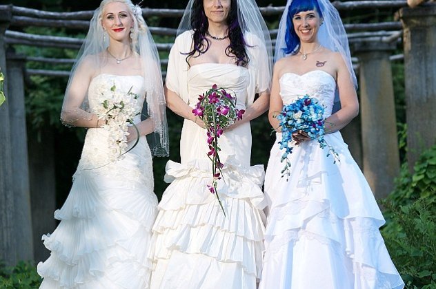 Αυτές οι τρεις Αμερικανίδες παντρεύτηκαν μεταξύ τους! Είναι το πρώτο νόμιμα παντρεμένο «τρίο» και περιμένουν το πρώτο τους παιδί! (φωτό) - Κυρίως Φωτογραφία - Gallery - Video