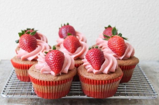 Φτιάξτε cupcakes βανίλιας με επικάλυψη φράουλας-Οι πιο νόστιμες μπουκίτσες για πρωινό «τσιμπολόγημα»! - Κυρίως Φωτογραφία - Gallery - Video