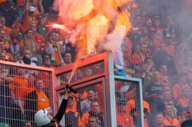 Απίστευτο περιστατικό: Αστυνομικός έκαψε οπαδό σε γήπεδο της Πολωνίας! (βίντεο) - Κυρίως Φωτογραφία - Gallery - Video