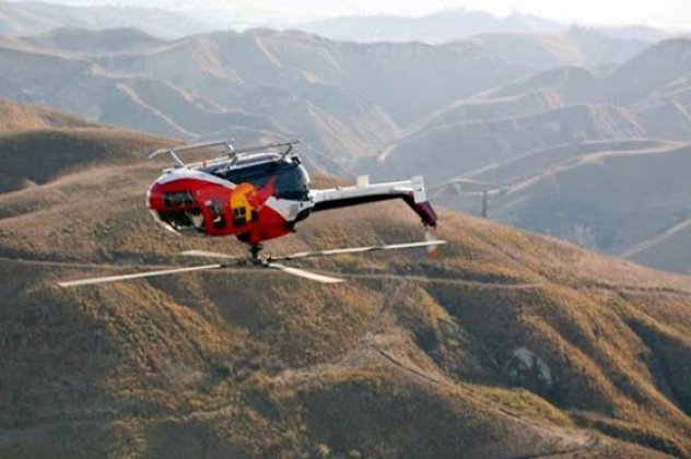 Εκπληκτικό: Ελικόπτερο αψηφά τους νόμους της φυσικής, κάνει μανούβρες και τούμπες και πετάει ανάποδα (βίντεο) - Κυρίως Φωτογραφία - Gallery - Video