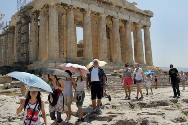 Καναδοί ξοδεύουν τα περισσότερα στην Ελλάδα με 1.369 ευρώ, οι Αμερικανοί με 1.218 ευρώ, οι Ρώσοι με 989 ευρώ, οι Ελβετοί με 961 ευρώ, οι Αυστριακοί με 898 ευρώ και οι Γερμανοί με 838 ευρώ - Κυρίως Φωτογραφία - Gallery - Video