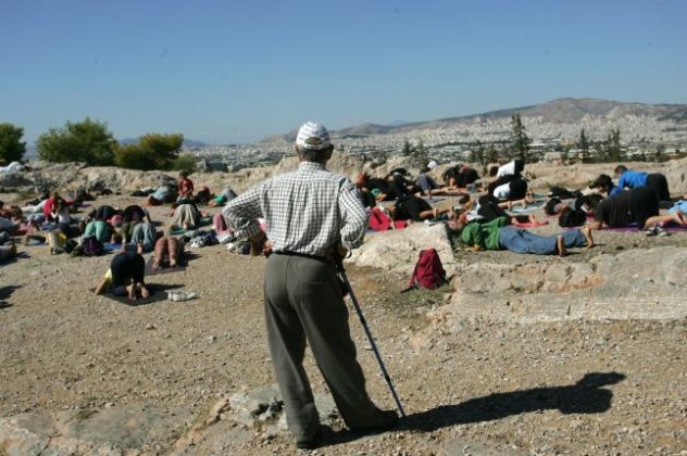 Απίστευτο κι όμως Ελληνικό: Ένας 83χρονος ψυχικά ασθενής έπαιρνε παραπεμπτικά για να κάνει... γιόγκα! - Κυρίως Φωτογραφία - Gallery - Video