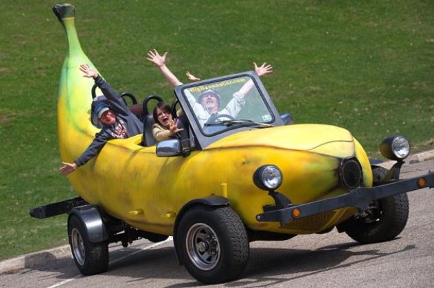Smile! Αυτοκίνητο - μπανάνα έφτιαξε ο εκκεντρικός Steve Braithwaite με 5000 μπανάνες και άπειρες ώρες! 2 χρόνια για να το τελειώσει το φρούτο - όχημα του! (φωτό) - Κυρίως Φωτογραφία - Gallery - Video