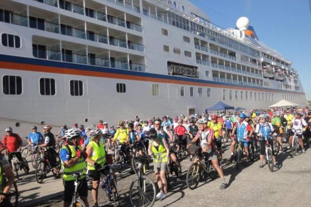 Good News: 280 Γερμανοί ποδηλάτες έφθασαν σήμερα με δύο κρουαζιερόπλοια στην Καλαμάτα - Πλημμύρισε το λιμάνι από ποδήλατα και κόσμο (βίντεο) - Κυρίως Φωτογραφία - Gallery - Video
