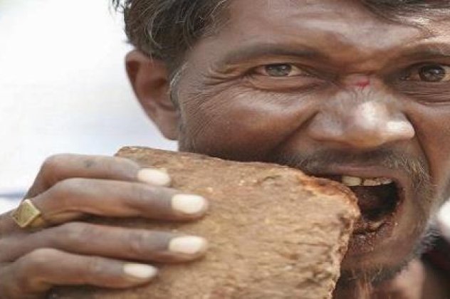 Σοκαριστικό! Ο άνθρωπος που τρώει λάσπη και χαλίκια εδώ και 20 χρόνια! (φωτο-βίντεο) - Κυρίως Φωτογραφία - Gallery - Video