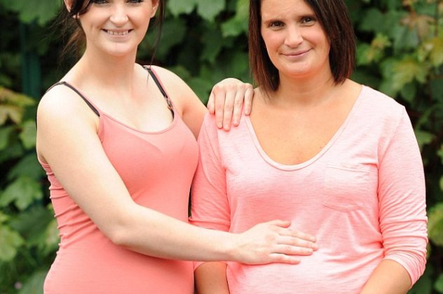 Η μάνα έγκυος στο 17ο παιδί της ταυτόχρονα με την μεγάλη κόρη της που περιμένει το πρώτο της μωρό ! (φωτό & βίντεο) - Κυρίως Φωτογραφία - Gallery - Video