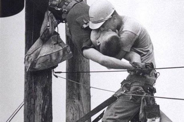 Μηχανή του Χρόνου: Το φιλί της ζωής στον υπάλληλο, που χτυπήθηκε με 4 χιλιάδες βολτ - Ποια είναι η ιστορία της φωτογραφίας που κέρδισε βραβείο Πούλιτζερ! (φωτό)  - Κυρίως Φωτογραφία - Gallery - Video
