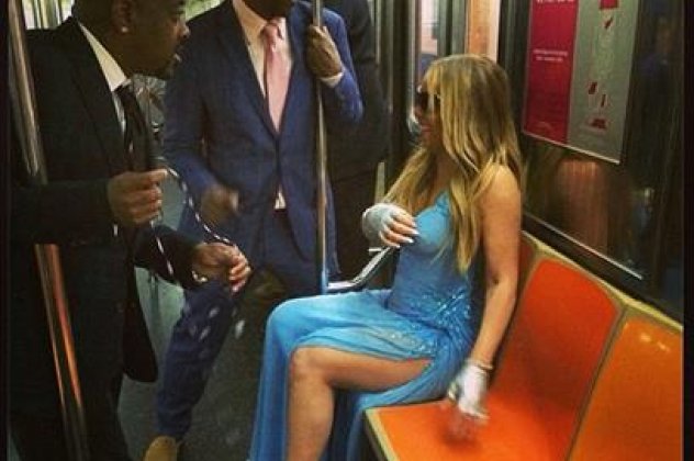 Η Μαράια Κάρεϊ φόρεσε μια απλή, καθημερινή γαλάζια τουαλέτα και μπήκε στο...μετρό για να πάει σε γκαλά! (φωτό) - Κυρίως Φωτογραφία - Gallery - Video