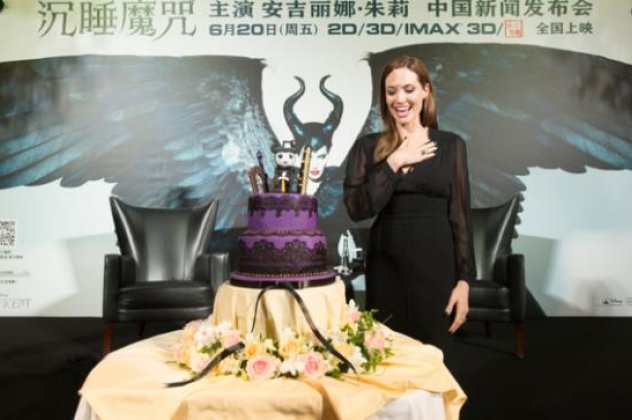 Γενέθλια στην Σαγκάη για την πανέμορφη Αντζελίνα Τζολί που έγινε 39 και το γιόρτασε με τούρτα αλά Maleficent, την κακιά μάγισσα που υποδύεται στη νέα της ταινία (φωτό) - Κυρίως Φωτογραφία - Gallery - Video