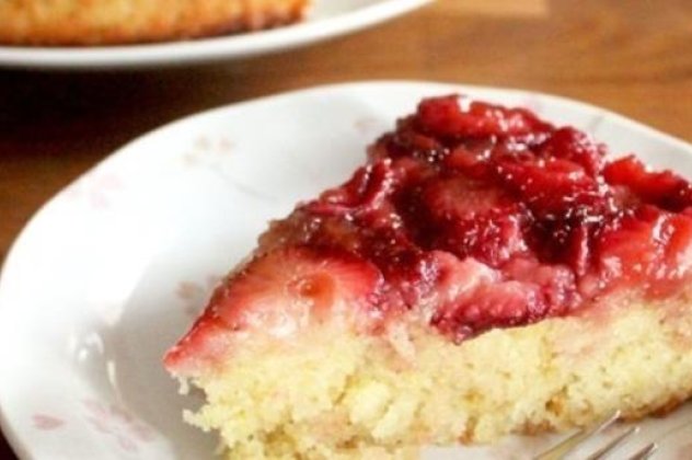 Ώρα για γλυκάκι: Κέικ με λεμόνι και φράουλες από τον Άκη Πετρετζίκη που για μια ακόμη φορά «ζωγραφίζει» στην κουζίνα - Κυρίως Φωτογραφία - Gallery - Video