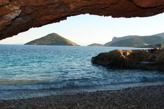 Ερωτοσπηλιά, Πόρτο Γερμενό, Κακιά Θάλασσα, Ψάθα, Καράβι: Απολαύστε 5 παραλίες της Αττικής με κρυστάλλινα νερά - Κυρίως Φωτογραφία - Gallery - Video