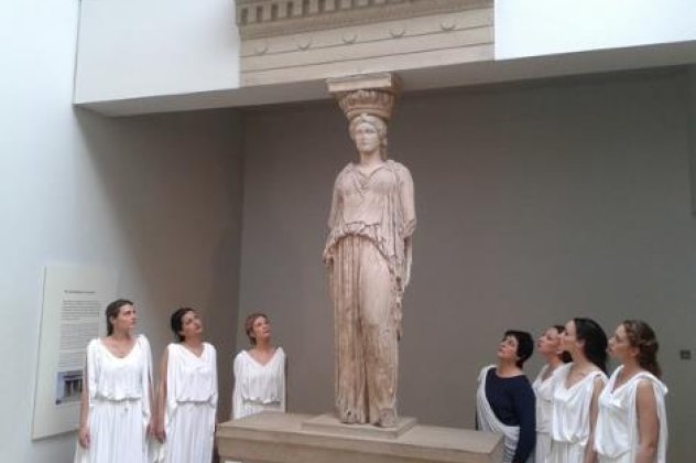 Εντυπωσιακή διαμαρτυρία στο Βρετανικό μουσείο: Η σοπράνο Σόνια Θεοδωρίδου κι έξι γυναίκες ντυμένες Καρυάτιδες, αναζήτησαν τη «χαμένη» αδερφή τους (φωτό) - Κυρίως Φωτογραφία - Gallery - Video