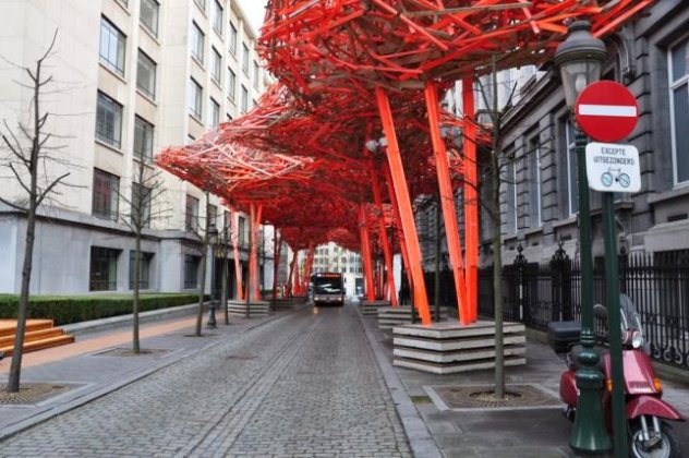 Mόνο στο Eirinika: Στιγμές μιάς πόλης - Βρυξέλλες, Rue Louvain, η έκρηξη της αισθητικής έχει χρώμα πορτοκαλί σε αυτό το υπέροχο ξύλινο γλυπτό που φωτίζει το μόνιμο γκρίζο της πόλης! (φωτό)  - Κυρίως Φωτογραφία - Gallery - Video