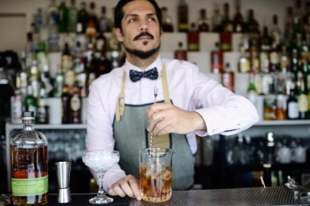 Αποκλειστικό: Ο καλύτερος Έλληνας bartender και στο top 50 παγκοσμίως, Θοδωρής Πύριλλος μιλά στο eirinika: «Τα cocktail δεν θα 'πρεπε να χωρίζονται σε ανδρικά & γυναικεία» - Ποιο είναι το καλύτερό του - Κυρίως Φωτογραφία - Gallery - Video
