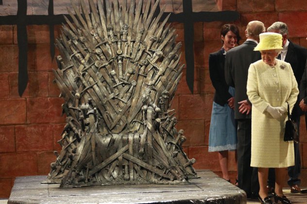Αλήθεια: Η ίδια η βασίλισσα της Αγγλίας «guest star» στο Game of Thrones-Μαζί με τον σύζυγό της επισκέφτηκαν ως fans τον χώρο των γυρισμάτων στο Μπέλφαστ (φωτό) - Κυρίως Φωτογραφία - Gallery - Video