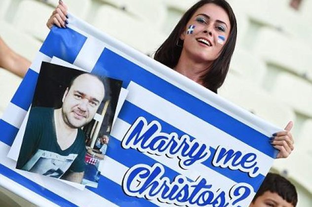 «Χρήστο, με παντρεύεσαι;» - H πρόταση γάμου της Ελληνίδας στα γήπεδα της Βραζιλίας που κάνει τον γύρο του κόσμου - Κεντρικό θέμα συζήτησης στην Θεσσαλονική όπου και κατάγεται! - Κυρίως Φωτογραφία - Gallery - Video