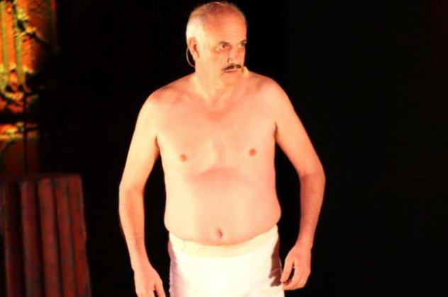 Σχεδόν... τσίτσιδος εμφανίζεται ο Γιώργος Κιμούλης επί σκηνής στο Θέατρο Βράχων! (φωτό) - Κυρίως Φωτογραφία - Gallery - Video