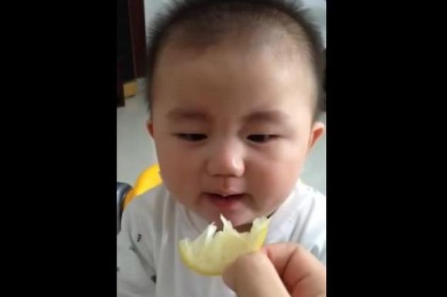 Xαχαχα -  Τι γίνεται όταν ένα αξιαγάπητο μωράκι δοκιμάζει για πρώτη φορά στη ζωή του λεμόνι; Το αποτέλεσμα εκπληκτικό! (βίντεο)   - Κυρίως Φωτογραφία - Gallery - Video