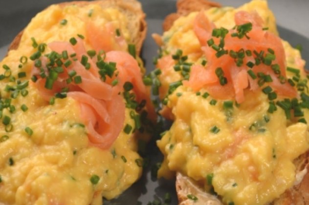 Φτιάξτε ένα διαφορετικό πρωινό: Αυγά σκραμπλ με καπνιστό σολομό από τον «μάγο» της κουζίνας Γιάννη Λουκάκο - Κυρίως Φωτογραφία - Gallery - Video
