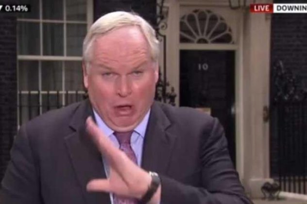 Δείτε τον πολιτικό συντάκτη του SkyNews που καταπίνει μια ολόκληρη μύγα ενώ μεταδίδει live έξω από το 10 Downing Street! (βίντεο) - Κυρίως Φωτογραφία - Gallery - Video