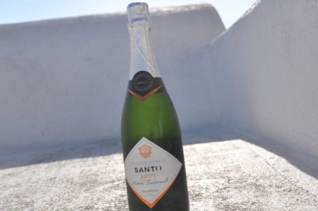 Good News: Αυτή η νέα Ελληνική "Σαμπάνια", τη λένε Santo Sparkling Wine Brut και είναι από τη Σαντορίνη! - Κυρίως Φωτογραφία - Gallery - Video