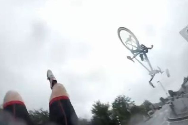 Συγκλονιστικό βίντεο - Αποφάσισε να πάρει το ποδήλατο για να γυμναστεί και τον χτύπησε αυτοκίνητο - Η κάμερα στο κράνος κατέγραψε τα πάντα! - Κυρίως Φωτογραφία - Gallery - Video
