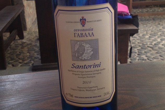 Έχετε δει το υπέροχο μπλε μπουκάλι στο κρασί "Σαντορίνη" της οινοποιίας Γαβαλά; Κιτρινόχρυσος λευκός ξηρός με αρώματα αχλαδιού, λεμονιού και άγουρου ανανά - Πολύ Αιγαιοπελαγίτικη φινέτσα! (φώτο) - Κυρίως Φωτογραφία - Gallery - Video