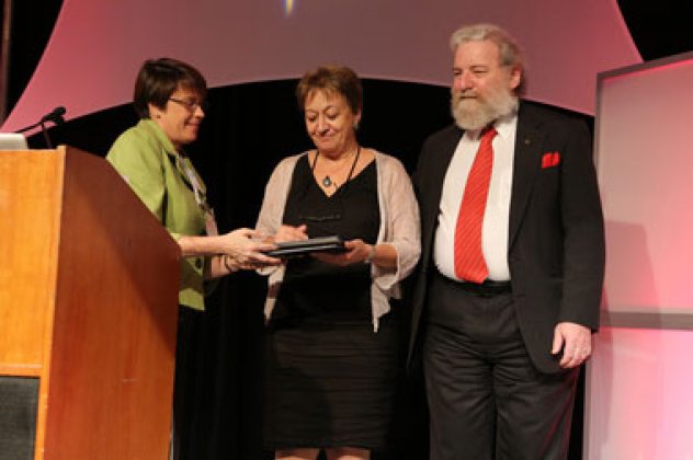 Η Dr. Χρύσα Κουβελιώτου παρέλαβε το μεγαλύτερο βραβείο αστροφυσικής στον κόσμο - Dannie Heineman 2012 - Κυρίως Φωτογραφία - Gallery - Video