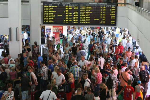 Ένα δεύτερο Ηράκλειο στο αεροδρόμιο - Σπάει όλα τα ρεκόρ το Ν. Καζαντζάκης με 155 αεροπλάνα 50.000 τουρίστες σε μία μέρα! (βίντεο) - Κυρίως Φωτογραφία - Gallery - Video