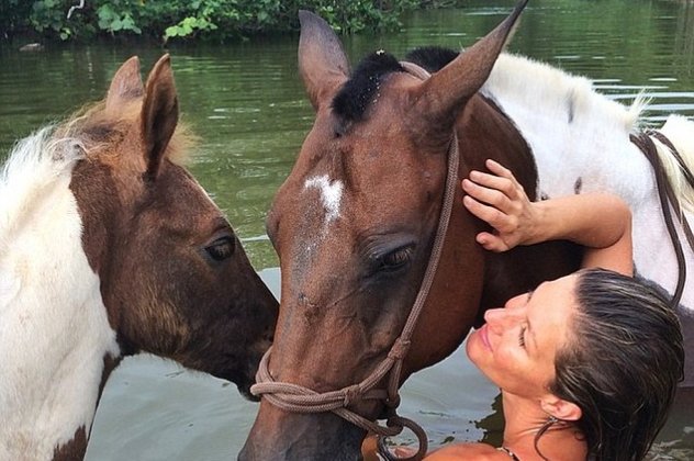 Η φύση έπλασε τη Ζιζέλ: Στην πιο ωραία φωτό εκτός πασαρέλας παίζει με δύο άλογα μέσα σε ένα ποτάμι της εξωτικής Κόστα Ρίκα! - Κυρίως Φωτογραφία - Gallery - Video