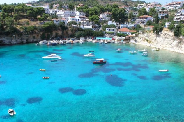 Greek Summer Dream: Αλόννησος: Ταξίδι στο ζευγαρονήσι των Σποράδων, με το απέραντο γαλαζοπράσινο τοπίο, τις φώκιες monachus monachus, τα πεύκα που φτάνουν ως το κύμα και τα κρυστάλλινα νερά - Κυρίως Φωτογραφία - Gallery - Video