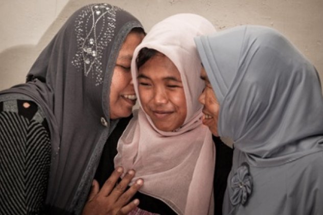 Story of the day: Οικογένεια από την Ινδονησία βρήκε την αγνοούμενη από το τσουνάμι κόρη της 10 χρόνια μετά! (φωτό & βίντεο) - Κυρίως Φωτογραφία - Gallery - Video