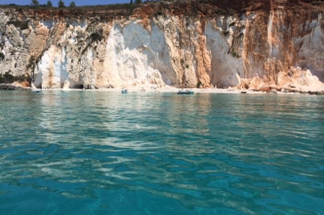 Φωτογραφίες από την εξωτική παραλία της Κεφαλονιάς το White Rocks - Mε τιρκουάζ νερά και λευκούς βράχους σε απίστευτη αντίθεση με τα καταπράσινα πεύκα! (φωτό) - Κυρίως Φωτογραφία - Gallery - Video