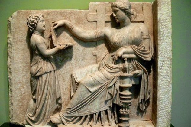 Δεν θα πιστεύετε στα μάτια σας: Αρχαίο ελληνικό γλυπτό απεικονίζει γυναίκα να κοιτά ένα... λαπτοπ! Έχει ακόμα και τις υποδοχές των usb! (φωτό & βίντεο) - Κυρίως Φωτογραφία - Gallery - Video