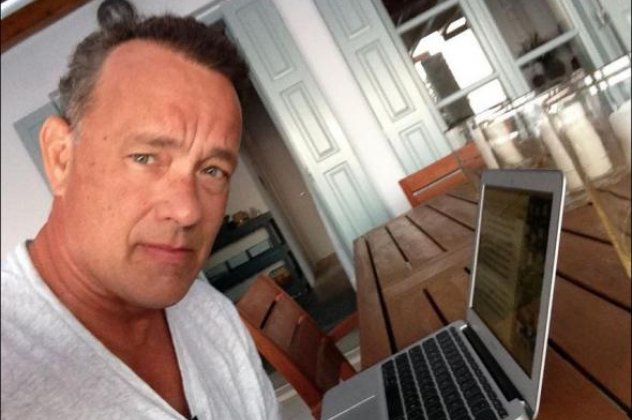 Με selfie από την Αντίπαρο ο Τομ Χανκς εγκαινίασε ένα application που σαρώνει με διθυραμβικές κριτικές: Μιμείται τους ήχους παλιάς γραφομηχανής !   - Κυρίως Φωτογραφία - Gallery - Video