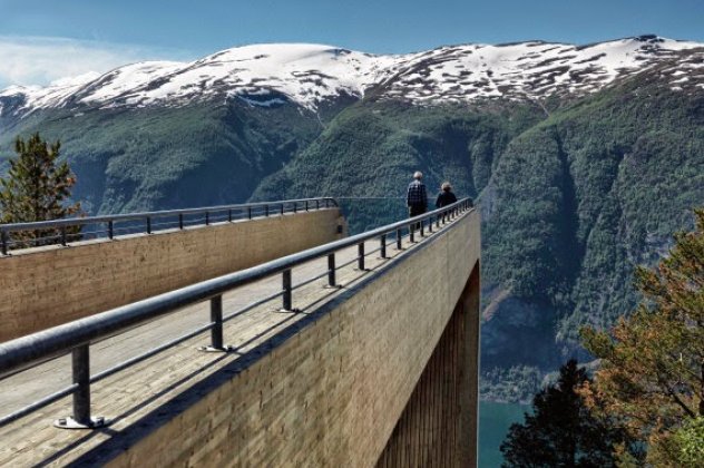 Ας ανέβουμε στην πιο περίεργη γέφυρα-αρχιτεκτονικό θαύμα της Νορβηγίας με τη θέα να κόβει την ανάσα και τη φύση να οργιάζει στα πόδια σας (φωτό) - Κυρίως Φωτογραφία - Gallery - Video