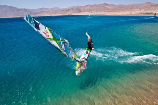 Ρακέτες, μπιτς βόλεϊ, κανό ή windsurfing; Αυτά είναι τα 9 πιο δημοφιλή σπορ της ελληνικής παραλίας! - Κυρίως Φωτογραφία - Gallery - Video