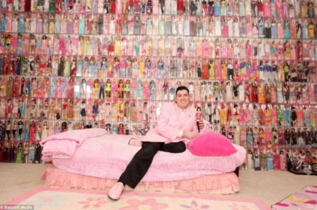 Αυτός ο άντρας που λατρεύει τη Barbie πιο πολύ κι από τον Ken-Έχει στη συλλογή του 2.000 κούκλες και...συνεχίζει! (φωτό) - Κυρίως Φωτογραφία - Gallery - Video