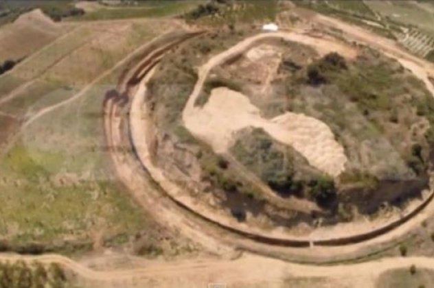 Το μεγαλείο και το μέγεθος των ανασκαφών της Αμφίπολης-Δέος από τις εικόνες του τύμβου από ψηλά (βίντεο) - Κυρίως Φωτογραφία - Gallery - Video