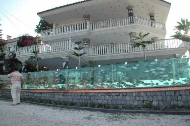 Αξιοθέατο στην Τουρκία έγινε το σπίτι του! Αντικατέστησε το φράκτη με ενυδρείο όπου κολυμπούν εκατοντάδες ψάρια - Του κόστισε 21 χιλ. δολάρια αλλά σε λίγο θα βάζει εισιτήριο! (φωτό) - Κυρίως Φωτογραφία - Gallery - Video